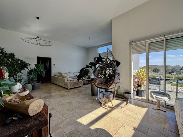 La Croix-Blanche (47340) Entre AGEN et VILLENEUVE SUR LOT, maison moderne avec piscine et grand terrain