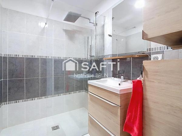 Appartement T3 de 67 m² rénové, terrasse, stationnement