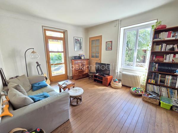 Magnifique Maison de ville quartier Montapins de 133m² à Nevers.

Situé dans le quartier calme et très prisé des Montapins de Nevers, à deux pas des écoles, commerces et commodités, nous vous présentons cette magnifique Maison de Ville d'une superficie habitable d'environ 133m² sur 3 niveaux, composée d'une entrée, d'un cellier, d'un garage et d'une cave en rez-de-chaussée, palier, salon séjour, cuisine aménagée et wc indépendant au premier étage, palier, salle d'eau avec wc intégré, 3 chambres au second étage et chambre avec dressing au troisième niveau, terrasse et dépendance de jardin, le tout sur un beau jardin d'environ 260m², arboré et entièrement clos.
Cette maison dispose d'une entrée de plain pied, dont le dégagement distribue un espace cellier pour les machines et la chaudière au gaz, un garage de 21m², ainsi qu'un espace de cave de 11m².
Face à l'entrée, un escalier mène au palier du premier niveau, qui propose une porte fenêtre qui donne sur le jardin, ce palier dessert un wc indépendant, une grande pièce de vie d'environ 40m², composée d'un espace séjour de 15m² ouvert sur un grand salon d'environ 25m². Le salon communique avec la cuisine aménagée de 11m², qui propose un espace ouvert par des baies vitrées qui donne sur la terrasse et le jardin.
Le second niveau propose un palier dont le dégagement dessert une salle d'eau avec wc intégré, ainsi que trois chambres de 10,5, 11 et 13m².
Le troisième étage propose un palier qui dessert une grande chambre de 23m², qui propose un espace dressing de 5m².
Tous les sols de cette maison sont carrelage ( entrée, palier, salon, cuisine), en tomette (séjour, palier du second et salle d'eau) , en parquet chêne authentique (wc, chambre et dressing du troisième), et en linoléum (chambres au second). Elle comporte une isolation double vitrage PVC sur toutes les pièces à vivre, des volets bois standards, elle propose un chauffage de type gaz de ville avec une chaudière entretenue. Elle dispose de combles bien isolés et une toiture en tuiles ardoisés en bon état.
Côté terrain, cette maison propose une parcelle de près de 260m² clôturée, arborée et entretenue, elle dispose une terrasse.
Pour l’assainissement, cette maison est reliée au tout-à-l’égout.

Les plus: La qualité générale du bien et son potentiel, son quartier et sa proximité avec toutes les commodités, ses grands volumes de pièces, sa surface habitable, ses 4 chambres,.

Photos supplémentaires disponibles sur BSK IMMOBILIER > Nos conseillers > Olivier FRESLON
Pour tout renseignement complémentaire ou pour une visite, contactez moi au 07.62.78.13.13.

Cette maison est une belle opportunité à saisir, idéale pour une grande famille, elle n'attend que vous!!