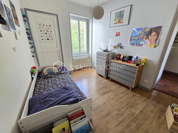 Magnifique Maison de ville quartier Montapins de 133m² à Nevers.

Situé dans le quartier calme et très prisé des Montapins de Nevers, à deux pas des écoles, commerces et commodités, nous vous présentons cette magnifique Maison de Ville d'une superficie habitable d'environ 133m² sur 3 niveaux, composée d'une entrée, d'un cellier, d'un garage et d'une cave en rez-de-chaussée, palier, salon séjour, cuisine aménagée et wc indépendant au premier étage, palier, salle d'eau avec wc intégré, 3 chambres au second étage et chambre avec dressing au troisième niveau, terrasse et dépendance de jardin, le tout sur un beau jardin d'environ 260m², arboré et entièrement clos.
Cette maison dispose d'une entrée de plain pied, dont le dégagement distribue un espace cellier pour les machines et la chaudière au gaz, un garage de 21m², ainsi qu'un espace de cave de 11m².
Face à l'entrée, un escalier mène au palier du premier niveau, qui propose une porte fenêtre qui donne sur le jardin, ce palier dessert un wc indépendant, une grande pièce de vie d'environ 40m², composée d'un espace séjour de 15m² ouvert sur un grand salon d'environ 25m². Le salon communique avec la cuisine aménagée de 11m², qui propose un espace ouvert par des baies vitrées qui donne sur la terrasse et le jardin.
Le second niveau propose un palier dont le dégagement dessert une salle d'eau avec wc intégré, ainsi que trois chambres de 10,5, 11 et 13m².
Le troisième étage propose un palier qui dessert une grande chambre de 23m², qui propose un espace dressing de 5m².
Tous les sols de cette maison sont carrelage ( entrée, palier, salon, cuisine), en tomette (séjour, palier du second et salle d'eau) , en parquet chêne authentique (wc, chambre et dressing du troisième), et en linoléum (chambres au second). Elle comporte une isolation double vitrage PVC sur toutes les pièces à vivre, des volets bois standards, elle propose un chauffage de type gaz de ville avec une chaudière entretenue. Elle dispose de combles bien isolés et une toiture en tuiles ardoisés en bon état.
Côté terrain, cette maison propose une parcelle de près de 260m² clôturée, arborée et entretenue, elle dispose une terrasse.
Pour l’assainissement, cette maison est reliée au tout-à-l’égout.

Les plus: La qualité générale du bien et son potentiel, son quartier et sa proximité avec toutes les commodités, ses grands volumes de pièces, sa surface habitable, ses 4 chambres,.

Photos supplémentaires disponibles sur BSK IMMOBILIER > Nos conseillers > Olivier FRESLON
Pour tout renseignement complémentaire ou pour une visite, contactez moi au 07.62.78.13.13.

Cette maison est une belle opportunité à saisir, idéale pour une grande famille, elle n'attend que vous!!