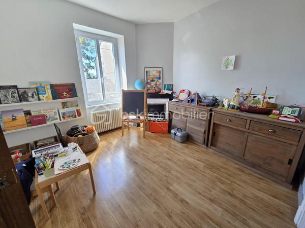 Magnifique Maison de ville quartier Montapins de 133m² à Nevers.

Situé dans le quartier calme et très prisé des Montapins de Nevers, à deux pas des écoles, commerces et commodités, nous vous présentons cette magnifique Maison de Ville d'une superficie habitable d'environ 133m² sur 3 niveaux, composée d'une entrée, d'un cellier, d'un garage et d'une cave en rez-de-chaussée, palier, salon séjour, cuisine aménagée et wc indépendant au premier étage, palier, salle d'eau avec wc intégré, 3 chambres au second étage et chambre avec dressing au troisième niveau, terrasse et dépendance de jardin, le tout sur un beau jardin d'environ 260m², arboré et entièrement clos.
Cette maison dispose d'une entrée de plain pied, dont le dégagement distribue un espace cellier pour les machines et la chaudière au gaz, un garage de 21m², ainsi qu'un espace de cave de 11m².
Face à l'entrée, un escalier mène au palier du premier niveau, qui propose une porte fenêtre qui donne sur le jardin, ce palier dessert un wc indépendant, une grande pièce de vie d'environ 40m², composée d'un espace séjour de 15m² ouvert sur un grand salon d'environ 25m². Le salon communique avec la cuisine aménagée de 11m², qui propose un espace ouvert par des baies vitrées qui donne sur la terrasse et le jardin.
Le second niveau propose un palier dont le dégagement dessert une salle d'eau avec wc intégré, ainsi que trois chambres de 10,5, 11 et 13m².
Le troisième étage propose un palier qui dessert une grande chambre de 23m², qui propose un espace dressing de 5m².
Tous les sols de cette maison sont carrelage ( entrée, palier, salon, cuisine), en tomette (séjour, palier du second et salle d'eau) , en parquet chêne authentique (wc, chambre et dressing du troisième), et en linoléum (chambres au second). Elle comporte une isolation double vitrage PVC sur toutes les pièces à vivre, des volets bois standards, elle propose un chauffage de type gaz de ville avec une chaudière entretenue. Elle dispose de combles bien isolés et une toiture en tuiles ardoisés en bon état.
Côté terrain, cette maison propose une parcelle de près de 260m² clôturée, arborée et entretenue, elle dispose une terrasse.
Pour l’assainissement, cette maison est reliée au tout-à-l’égout.

Les plus: La qualité générale du bien et son potentiel, son quartier et sa proximité avec toutes les commodités, ses grands volumes de pièces, sa surface habitable, ses 4 chambres,.

Photos supplémentaires disponibles sur BSK IMMOBILIER > Nos conseillers > Olivier FRESLON
Pour tout renseignement complémentaire ou pour une visite, contactez moi au 07.62.78.13.13.

Cette maison est une belle opportunité à saisir, idéale pour une grande famille, elle n'attend que vous!!