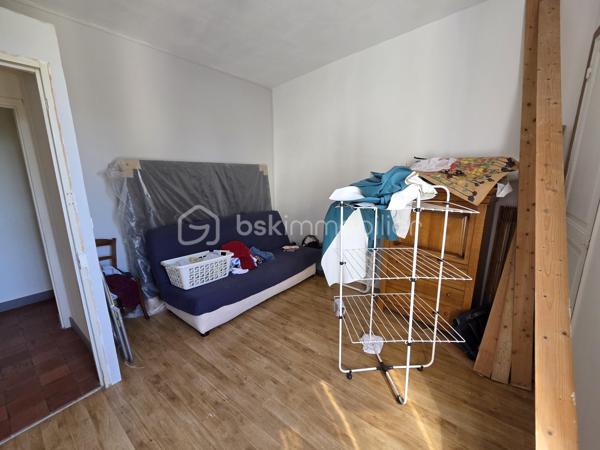 Magnifique Maison de ville quartier Montapins de 133m² à Nevers.

Situé dans le quartier calme et très prisé des Montapins de Nevers, à deux pas des écoles, commerces et commodités, nous vous présentons cette magnifique Maison de Ville d'une superficie habitable d'environ 133m² sur 3 niveaux, composée d'une entrée, d'un cellier, d'un garage et d'une cave en rez-de-chaussée, palier, salon séjour, cuisine aménagée et wc indépendant au premier étage, palier, salle d'eau avec wc intégré, 3 chambres au second étage et chambre avec dressing au troisième niveau, terrasse et dépendance de jardin, le tout sur un beau jardin d'environ 260m², arboré et entièrement clos.
Cette maison dispose d'une entrée de plain pied, dont le dégagement distribue un espace cellier pour les machines et la chaudière au gaz, un garage de 21m², ainsi qu'un espace de cave de 11m².
Face à l'entrée, un escalier mène au palier du premier niveau, qui propose une porte fenêtre qui donne sur le jardin, ce palier dessert un wc indépendant, une grande pièce de vie d'environ 40m², composée d'un espace séjour de 15m² ouvert sur un grand salon d'environ 25m². Le salon communique avec la cuisine aménagée de 11m², qui propose un espace ouvert par des baies vitrées qui donne sur la terrasse et le jardin.
Le second niveau propose un palier dont le dégagement dessert une salle d'eau avec wc intégré, ainsi que trois chambres de 10,5, 11 et 13m².
Le troisième étage propose un palier qui dessert une grande chambre de 23m², qui propose un espace dressing de 5m².
Tous les sols de cette maison sont carrelage ( entrée, palier, salon, cuisine), en tomette (séjour, palier du second et salle d'eau) , en parquet chêne authentique (wc, chambre et dressing du troisième), et en linoléum (chambres au second). Elle comporte une isolation double vitrage PVC sur toutes les pièces à vivre, des volets bois standards, elle propose un chauffage de type gaz de ville avec une chaudière entretenue. Elle dispose de combles bien isolés et une toiture en tuiles ardoisés en bon état.
Côté terrain, cette maison propose une parcelle de près de 260m² clôturée, arborée et entretenue, elle dispose une terrasse.
Pour l’assainissement, cette maison est reliée au tout-à-l’égout.

Les plus: La qualité générale du bien et son potentiel, son quartier et sa proximité avec toutes les commodités, ses grands volumes de pièces, sa surface habitable, ses 4 chambres,.

Photos supplémentaires disponibles sur BSK IMMOBILIER > Nos conseillers > Olivier FRESLON
Pour tout renseignement complémentaire ou pour une visite, contactez moi au 07.62.78.13.13.

Cette maison est une belle opportunité à saisir, idéale pour une grande famille, elle n'attend que vous!!