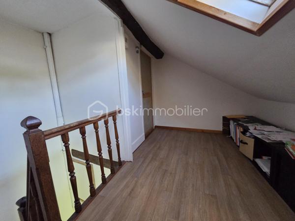 Magnifique Maison de ville quartier Montapins de 133m² à Nevers.

Situé dans le quartier calme et très prisé des Montapins de Nevers, à deux pas des écoles, commerces et commodités, nous vous présentons cette magnifique Maison de Ville d'une superficie habitable d'environ 133m² sur 3 niveaux, composée d'une entrée, d'un cellier, d'un garage et d'une cave en rez-de-chaussée, palier, salon séjour, cuisine aménagée et wc indépendant au premier étage, palier, salle d'eau avec wc intégré, 3 chambres au second étage et chambre avec dressing au troisième niveau, terrasse et dépendance de jardin, le tout sur un beau jardin d'environ 260m², arboré et entièrement clos.
Cette maison dispose d'une entrée de plain pied, dont le dégagement distribue un espace cellier pour les machines et la chaudière au gaz, un garage de 21m², ainsi qu'un espace de cave de 11m².
Face à l'entrée, un escalier mène au palier du premier niveau, qui propose une porte fenêtre qui donne sur le jardin, ce palier dessert un wc indépendant, une grande pièce de vie d'environ 40m², composée d'un espace séjour de 15m² ouvert sur un grand salon d'environ 25m². Le salon communique avec la cuisine aménagée de 11m², qui propose un espace ouvert par des baies vitrées qui donne sur la terrasse et le jardin.
Le second niveau propose un palier dont le dégagement dessert une salle d'eau avec wc intégré, ainsi que trois chambres de 10,5, 11 et 13m².
Le troisième étage propose un palier qui dessert une grande chambre de 23m², qui propose un espace dressing de 5m².
Tous les sols de cette maison sont carrelage ( entrée, palier, salon, cuisine), en tomette (séjour, palier du second et salle d'eau) , en parquet chêne authentique (wc, chambre et dressing du troisième), et en linoléum (chambres au second). Elle comporte une isolation double vitrage PVC sur toutes les pièces à vivre, des volets bois standards, elle propose un chauffage de type gaz de ville avec une chaudière entretenue. Elle dispose de combles bien isolés et une toiture en tuiles ardoisés en bon état.
Côté terrain, cette maison propose une parcelle de près de 260m² clôturée, arborée et entretenue, elle dispose une terrasse.
Pour l’assainissement, cette maison est reliée au tout-à-l’égout.

Les plus: La qualité générale du bien et son potentiel, son quartier et sa proximité avec toutes les commodités, ses grands volumes de pièces, sa surface habitable, ses 4 chambres,.

Photos supplémentaires disponibles sur BSK IMMOBILIER > Nos conseillers > Olivier FRESLON
Pour tout renseignement complémentaire ou pour une visite, contactez moi au 07.62.78.13.13.

Cette maison est une belle opportunité à saisir, idéale pour une grande famille, elle n'attend que vous!!