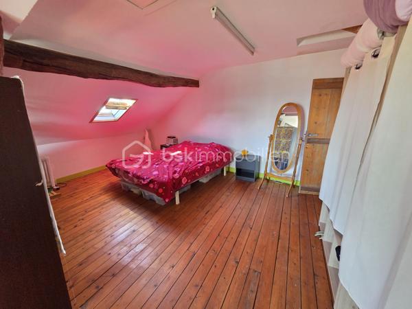 Magnifique Maison de ville quartier Montapins de 133m² à Nevers.

Situé dans le quartier calme et très prisé des Montapins de Nevers, à deux pas des écoles, commerces et commodités, nous vous présentons cette magnifique Maison de Ville d'une superficie habitable d'environ 133m² sur 3 niveaux, composée d'une entrée, d'un cellier, d'un garage et d'une cave en rez-de-chaussée, palier, salon séjour, cuisine aménagée et wc indépendant au premier étage, palier, salle d'eau avec wc intégré, 3 chambres au second étage et chambre avec dressing au troisième niveau, terrasse et dépendance de jardin, le tout sur un beau jardin d'environ 260m², arboré et entièrement clos.
Cette maison dispose d'une entrée de plain pied, dont le dégagement distribue un espace cellier pour les machines et la chaudière au gaz, un garage de 21m², ainsi qu'un espace de cave de 11m².
Face à l'entrée, un escalier mène au palier du premier niveau, qui propose une porte fenêtre qui donne sur le jardin, ce palier dessert un wc indépendant, une grande pièce de vie d'environ 40m², composée d'un espace séjour de 15m² ouvert sur un grand salon d'environ 25m². Le salon communique avec la cuisine aménagée de 11m², qui propose un espace ouvert par des baies vitrées qui donne sur la terrasse et le jardin.
Le second niveau propose un palier dont le dégagement dessert une salle d'eau avec wc intégré, ainsi que trois chambres de 10,5, 11 et 13m².
Le troisième étage propose un palier qui dessert une grande chambre de 23m², qui propose un espace dressing de 5m².
Tous les sols de cette maison sont carrelage ( entrée, palier, salon, cuisine), en tomette (séjour, palier du second et salle d'eau) , en parquet chêne authentique (wc, chambre et dressing du troisième), et en linoléum (chambres au second). Elle comporte une isolation double vitrage PVC sur toutes les pièces à vivre, des volets bois standards, elle propose un chauffage de type gaz de ville avec une chaudière entretenue. Elle dispose de combles bien isolés et une toiture en tuiles ardoisés en bon état.
Côté terrain, cette maison propose une parcelle de près de 260m² clôturée, arborée et entretenue, elle dispose une terrasse.
Pour l’assainissement, cette maison est reliée au tout-à-l’égout.

Les plus: La qualité générale du bien et son potentiel, son quartier et sa proximité avec toutes les commodités, ses grands volumes de pièces, sa surface habitable, ses 4 chambres,.

Photos supplémentaires disponibles sur BSK IMMOBILIER > Nos conseillers > Olivier FRESLON
Pour tout renseignement complémentaire ou pour une visite, contactez moi au 07.62.78.13.13.

Cette maison est une belle opportunité à saisir, idéale pour une grande famille, elle n'attend que vous!!