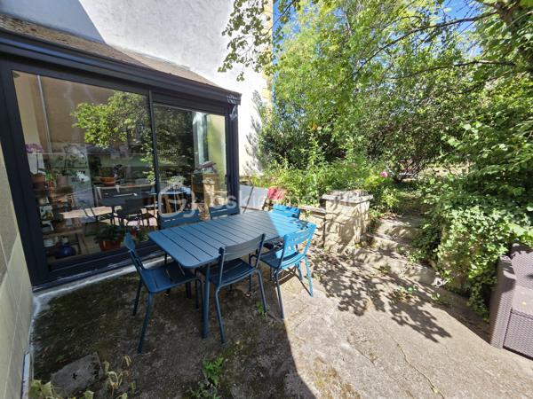 Magnifique Maison de ville quartier Montapins de 133m² à Nevers.

Situé dans le quartier calme et très prisé des Montapins de Nevers, à deux pas des écoles, commerces et commodités, nous vous présentons cette magnifique Maison de Ville d'une superficie habitable d'environ 133m² sur 3 niveaux, composée d'une entrée, d'un cellier, d'un garage et d'une cave en rez-de-chaussée, palier, salon séjour, cuisine aménagée et wc indépendant au premier étage, palier, salle d'eau avec wc intégré, 3 chambres au second étage et chambre avec dressing au troisième niveau, terrasse et dépendance de jardin, le tout sur un beau jardin d'environ 260m², arboré et entièrement clos.
Cette maison dispose d'une entrée de plain pied, dont le dégagement distribue un espace cellier pour les machines et la chaudière au gaz, un garage de 21m², ainsi qu'un espace de cave de 11m².
Face à l'entrée, un escalier mène au palier du premier niveau, qui propose une porte fenêtre qui donne sur le jardin, ce palier dessert un wc indépendant, une grande pièce de vie d'environ 40m², composée d'un espace séjour de 15m² ouvert sur un grand salon d'environ 25m². Le salon communique avec la cuisine aménagée de 11m², qui propose un espace ouvert par des baies vitrées qui donne sur la terrasse et le jardin.
Le second niveau propose un palier dont le dégagement dessert une salle d'eau avec wc intégré, ainsi que trois chambres de 10,5, 11 et 13m².
Le troisième étage propose un palier qui dessert une grande chambre de 23m², qui propose un espace dressing de 5m².
Tous les sols de cette maison sont carrelage ( entrée, palier, salon, cuisine), en tomette (séjour, palier du second et salle d'eau) , en parquet chêne authentique (wc, chambre et dressing du troisième), et en linoléum (chambres au second). Elle comporte une isolation double vitrage PVC sur toutes les pièces à vivre, des volets bois standards, elle propose un chauffage de type gaz de ville avec une chaudière entretenue. Elle dispose de combles bien isolés et une toiture en tuiles ardoisés en bon état.
Côté terrain, cette maison propose une parcelle de près de 260m² clôturée, arborée et entretenue, elle dispose une terrasse.
Pour l’assainissement, cette maison est reliée au tout-à-l’égout.

Les plus: La qualité générale du bien et son potentiel, son quartier et sa proximité avec toutes les commodités, ses grands volumes de pièces, sa surface habitable, ses 4 chambres,.

Photos supplémentaires disponibles sur BSK IMMOBILIER > Nos conseillers > Olivier FRESLON
Pour tout renseignement complémentaire ou pour une visite, contactez moi au 07.62.78.13.13.

Cette maison est une belle opportunité à saisir, idéale pour une grande famille, elle n'attend que vous!!