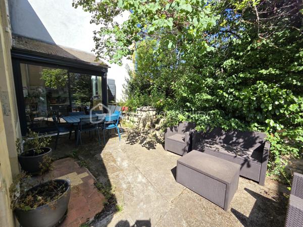 Magnifique Maison de ville quartier Montapins de 133m² à Nevers.

Situé dans le quartier calme et très prisé des Montapins de Nevers, à deux pas des écoles, commerces et commodités, nous vous présentons cette magnifique Maison de Ville d'une superficie habitable d'environ 133m² sur 3 niveaux, composée d'une entrée, d'un cellier, d'un garage et d'une cave en rez-de-chaussée, palier, salon séjour, cuisine aménagée et wc indépendant au premier étage, palier, salle d'eau avec wc intégré, 3 chambres au second étage et chambre avec dressing au troisième niveau, terrasse et dépendance de jardin, le tout sur un beau jardin d'environ 260m², arboré et entièrement clos.
Cette maison dispose d'une entrée de plain pied, dont le dégagement distribue un espace cellier pour les machines et la chaudière au gaz, un garage de 21m², ainsi qu'un espace de cave de 11m².
Face à l'entrée, un escalier mène au palier du premier niveau, qui propose une porte fenêtre qui donne sur le jardin, ce palier dessert un wc indépendant, une grande pièce de vie d'environ 40m², composée d'un espace séjour de 15m² ouvert sur un grand salon d'environ 25m². Le salon communique avec la cuisine aménagée de 11m², qui propose un espace ouvert par des baies vitrées qui donne sur la terrasse et le jardin.
Le second niveau propose un palier dont le dégagement dessert une salle d'eau avec wc intégré, ainsi que trois chambres de 10,5, 11 et 13m².
Le troisième étage propose un palier qui dessert une grande chambre de 23m², qui propose un espace dressing de 5m².
Tous les sols de cette maison sont carrelage ( entrée, palier, salon, cuisine), en tomette (séjour, palier du second et salle d'eau) , en parquet chêne authentique (wc, chambre et dressing du troisième), et en linoléum (chambres au second). Elle comporte une isolation double vitrage PVC sur toutes les pièces à vivre, des volets bois standards, elle propose un chauffage de type gaz de ville avec une chaudière entretenue. Elle dispose de combles bien isolés et une toiture en tuiles ardoisés en bon état.
Côté terrain, cette maison propose une parcelle de près de 260m² clôturée, arborée et entretenue, elle dispose une terrasse.
Pour l’assainissement, cette maison est reliée au tout-à-l’égout.

Les plus: La qualité générale du bien et son potentiel, son quartier et sa proximité avec toutes les commodités, ses grands volumes de pièces, sa surface habitable, ses 4 chambres,.

Photos supplémentaires disponibles sur BSK IMMOBILIER > Nos conseillers > Olivier FRESLON
Pour tout renseignement complémentaire ou pour une visite, contactez moi au 07.62.78.13.13.

Cette maison est une belle opportunité à saisir, idéale pour une grande famille, elle n'attend que vous!!