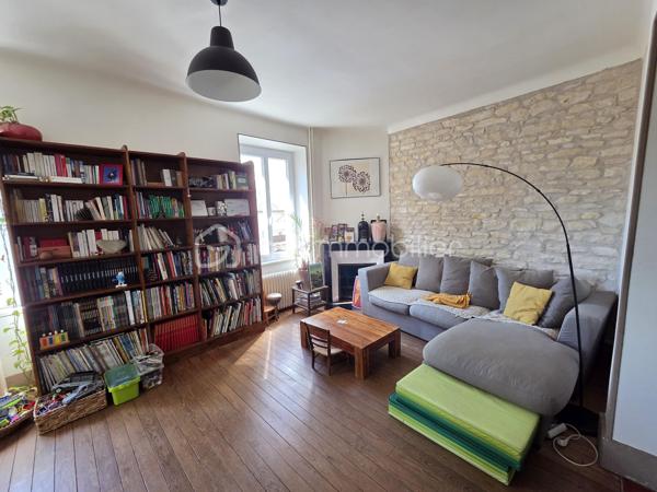 Magnifique Maison de ville quartier Montapins de 133m² à Nevers.

Situé dans le quartier calme et très prisé des Montapins de Nevers, à deux pas des écoles, commerces et commodités, nous vous présentons cette magnifique Maison de Ville d'une superficie habitable d'environ 133m² sur 3 niveaux, composée d'une entrée, d'un cellier, d'un garage et d'une cave en rez-de-chaussée, palier, salon séjour, cuisine aménagée et wc indépendant au premier étage, palier, salle d'eau avec wc intégré, 3 chambres au second étage et chambre avec dressing au troisième niveau, terrasse et dépendance de jardin, le tout sur un beau jardin d'environ 260m², arboré et entièrement clos.
Cette maison dispose d'une entrée de plain pied, dont le dégagement distribue un espace cellier pour les machines et la chaudière au gaz, un garage de 21m², ainsi qu'un espace de cave de 11m².
Face à l'entrée, un escalier mène au palier du premier niveau, qui propose une porte fenêtre qui donne sur le jardin, ce palier dessert un wc indépendant, une grande pièce de vie d'environ 40m², composée d'un espace séjour de 15m² ouvert sur un grand salon d'environ 25m². Le salon communique avec la cuisine aménagée de 11m², qui propose un espace ouvert par des baies vitrées qui donne sur la terrasse et le jardin.
Le second niveau propose un palier dont le dégagement dessert une salle d'eau avec wc intégré, ainsi que trois chambres de 10,5, 11 et 13m².
Le troisième étage propose un palier qui dessert une grande chambre de 23m², qui propose un espace dressing de 5m².
Tous les sols de cette maison sont carrelage ( entrée, palier, salon, cuisine), en tomette (séjour, palier du second et salle d'eau) , en parquet chêne authentique (wc, chambre et dressing du troisième), et en linoléum (chambres au second). Elle comporte une isolation double vitrage PVC sur toutes les pièces à vivre, des volets bois standards, elle propose un chauffage de type gaz de ville avec une chaudière entretenue. Elle dispose de combles bien isolés et une toiture en tuiles ardoisés en bon état.
Côté terrain, cette maison propose une parcelle de près de 260m² clôturée, arborée et entretenue, elle dispose une terrasse.
Pour l’assainissement, cette maison est reliée au tout-à-l’égout.

Les plus: La qualité générale du bien et son potentiel, son quartier et sa proximité avec toutes les commodités, ses grands volumes de pièces, sa surface habitable, ses 4 chambres,.

Photos supplémentaires disponibles sur BSK IMMOBILIER > Nos conseillers > Olivier FRESLON
Pour tout renseignement complémentaire ou pour une visite, contactez moi au 07.62.78.13.13.

Cette maison est une belle opportunité à saisir, idéale pour une grande famille, elle n'attend que vous!!