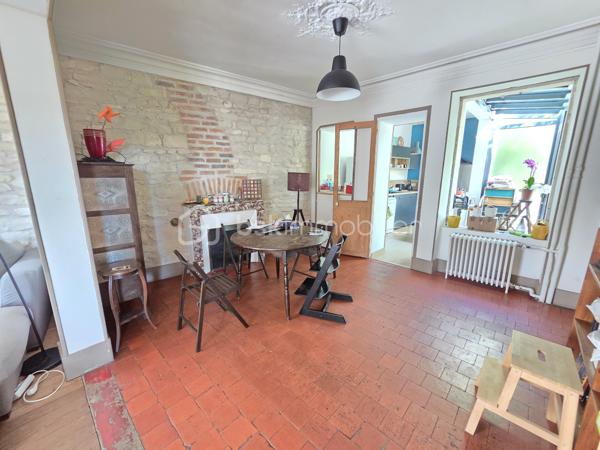 Magnifique Maison de ville quartier Montapins de 133m² à Nevers.

Situé dans le quartier calme et très prisé des Montapins de Nevers, à deux pas des écoles, commerces et commodités, nous vous présentons cette magnifique Maison de Ville d'une superficie habitable d'environ 133m² sur 3 niveaux, composée d'une entrée, d'un cellier, d'un garage et d'une cave en rez-de-chaussée, palier, salon séjour, cuisine aménagée et wc indépendant au premier étage, palier, salle d'eau avec wc intégré, 3 chambres au second étage et chambre avec dressing au troisième niveau, terrasse et dépendance de jardin, le tout sur un beau jardin d'environ 260m², arboré et entièrement clos.
Cette maison dispose d'une entrée de plain pied, dont le dégagement distribue un espace cellier pour les machines et la chaudière au gaz, un garage de 21m², ainsi qu'un espace de cave de 11m².
Face à l'entrée, un escalier mène au palier du premier niveau, qui propose une porte fenêtre qui donne sur le jardin, ce palier dessert un wc indépendant, une grande pièce de vie d'environ 40m², composée d'un espace séjour de 15m² ouvert sur un grand salon d'environ 25m². Le salon communique avec la cuisine aménagée de 11m², qui propose un espace ouvert par des baies vitrées qui donne sur la terrasse et le jardin.
Le second niveau propose un palier dont le dégagement dessert une salle d'eau avec wc intégré, ainsi que trois chambres de 10,5, 11 et 13m².
Le troisième étage propose un palier qui dessert une grande chambre de 23m², qui propose un espace dressing de 5m².
Tous les sols de cette maison sont carrelage ( entrée, palier, salon, cuisine), en tomette (séjour, palier du second et salle d'eau) , en parquet chêne authentique (wc, chambre et dressing du troisième), et en linoléum (chambres au second). Elle comporte une isolation double vitrage PVC sur toutes les pièces à vivre, des volets bois standards, elle propose un chauffage de type gaz de ville avec une chaudière entretenue. Elle dispose de combles bien isolés et une toiture en tuiles ardoisés en bon état.
Côté terrain, cette maison propose une parcelle de près de 260m² clôturée, arborée et entretenue, elle dispose une terrasse.
Pour l’assainissement, cette maison est reliée au tout-à-l’égout.

Les plus: La qualité générale du bien et son potentiel, son quartier et sa proximité avec toutes les commodités, ses grands volumes de pièces, sa surface habitable, ses 4 chambres,.

Photos supplémentaires disponibles sur BSK IMMOBILIER > Nos conseillers > Olivier FRESLON
Pour tout renseignement complémentaire ou pour une visite, contactez moi au 07.62.78.13.13.

Cette maison est une belle opportunité à saisir, idéale pour une grande famille, elle n'attend que vous!!