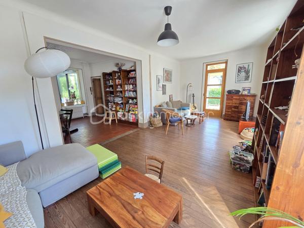 Magnifique Maison de ville quartier Montapins de 133m² à Nevers.

Situé dans le quartier calme et très prisé des Montapins de Nevers, à deux pas des écoles, commerces et commodités, nous vous présentons cette magnifique Maison de Ville d'une superficie habitable d'environ 133m² sur 3 niveaux, composée d'une entrée, d'un cellier, d'un garage et d'une cave en rez-de-chaussée, palier, salon séjour, cuisine aménagée et wc indépendant au premier étage, palier, salle d'eau avec wc intégré, 3 chambres au second étage et chambre avec dressing au troisième niveau, terrasse et dépendance de jardin, le tout sur un beau jardin d'environ 260m², arboré et entièrement clos.
Cette maison dispose d'une entrée de plain pied, dont le dégagement distribue un espace cellier pour les machines et la chaudière au gaz, un garage de 21m², ainsi qu'un espace de cave de 11m².
Face à l'entrée, un escalier mène au palier du premier niveau, qui propose une porte fenêtre qui donne sur le jardin, ce palier dessert un wc indépendant, une grande pièce de vie d'environ 40m², composée d'un espace séjour de 15m² ouvert sur un grand salon d'environ 25m². Le salon communique avec la cuisine aménagée de 11m², qui propose un espace ouvert par des baies vitrées qui donne sur la terrasse et le jardin.
Le second niveau propose un palier dont le dégagement dessert une salle d'eau avec wc intégré, ainsi que trois chambres de 10,5, 11 et 13m².
Le troisième étage propose un palier qui dessert une grande chambre de 23m², qui propose un espace dressing de 5m².
Tous les sols de cette maison sont carrelage ( entrée, palier, salon, cuisine), en tomette (séjour, palier du second et salle d'eau) , en parquet chêne authentique (wc, chambre et dressing du troisième), et en linoléum (chambres au second). Elle comporte une isolation double vitrage PVC sur toutes les pièces à vivre, des volets bois standards, elle propose un chauffage de type gaz de ville avec une chaudière entretenue. Elle dispose de combles bien isolés et une toiture en tuiles ardoisés en bon état.
Côté terrain, cette maison propose une parcelle de près de 260m² clôturée, arborée et entretenue, elle dispose une terrasse.
Pour l’assainissement, cette maison est reliée au tout-à-l’égout.

Les plus: La qualité générale du bien et son potentiel, son quartier et sa proximité avec toutes les commodités, ses grands volumes de pièces, sa surface habitable, ses 4 chambres,.

Photos supplémentaires disponibles sur BSK IMMOBILIER > Nos conseillers > Olivier FRESLON
Pour tout renseignement complémentaire ou pour une visite, contactez moi au 07.62.78.13.13.

Cette maison est une belle opportunité à saisir, idéale pour une grande famille, elle n'attend que vous!!