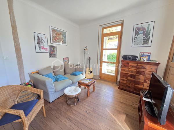 Magnifique Maison de ville quartier Montapins de 133m² à Nevers.

Situé dans le quartier calme et très prisé des Montapins de Nevers, à deux pas des écoles, commerces et commodités, nous vous présentons cette magnifique Maison de Ville d'une superficie habitable d'environ 133m² sur 3 niveaux, composée d'une entrée, d'un cellier, d'un garage et d'une cave en rez-de-chaussée, palier, salon séjour, cuisine aménagée et wc indépendant au premier étage, palier, salle d'eau avec wc intégré, 3 chambres au second étage et chambre avec dressing au troisième niveau, terrasse et dépendance de jardin, le tout sur un beau jardin d'environ 260m², arboré et entièrement clos.
Cette maison dispose d'une entrée de plain pied, dont le dégagement distribue un espace cellier pour les machines et la chaudière au gaz, un garage de 21m², ainsi qu'un espace de cave de 11m².
Face à l'entrée, un escalier mène au palier du premier niveau, qui propose une porte fenêtre qui donne sur le jardin, ce palier dessert un wc indépendant, une grande pièce de vie d'environ 40m², composée d'un espace séjour de 15m² ouvert sur un grand salon d'environ 25m². Le salon communique avec la cuisine aménagée de 11m², qui propose un espace ouvert par des baies vitrées qui donne sur la terrasse et le jardin.
Le second niveau propose un palier dont le dégagement dessert une salle d'eau avec wc intégré, ainsi que trois chambres de 10,5, 11 et 13m².
Le troisième étage propose un palier qui dessert une grande chambre de 23m², qui propose un espace dressing de 5m².
Tous les sols de cette maison sont carrelage ( entrée, palier, salon, cuisine), en tomette (séjour, palier du second et salle d'eau) , en parquet chêne authentique (wc, chambre et dressing du troisième), et en linoléum (chambres au second). Elle comporte une isolation double vitrage PVC sur toutes les pièces à vivre, des volets bois standards, elle propose un chauffage de type gaz de ville avec une chaudière entretenue. Elle dispose de combles bien isolés et une toiture en tuiles ardoisés en bon état.
Côté terrain, cette maison propose une parcelle de près de 260m² clôturée, arborée et entretenue, elle dispose une terrasse.
Pour l’assainissement, cette maison est reliée au tout-à-l’égout.

Les plus: La qualité générale du bien et son potentiel, son quartier et sa proximité avec toutes les commodités, ses grands volumes de pièces, sa surface habitable, ses 4 chambres,.

Photos supplémentaires disponibles sur BSK IMMOBILIER > Nos conseillers > Olivier FRESLON
Pour tout renseignement complémentaire ou pour une visite, contactez moi au 07.62.78.13.13.

Cette maison est une belle opportunité à saisir, idéale pour une grande famille, elle n'attend que vous!!