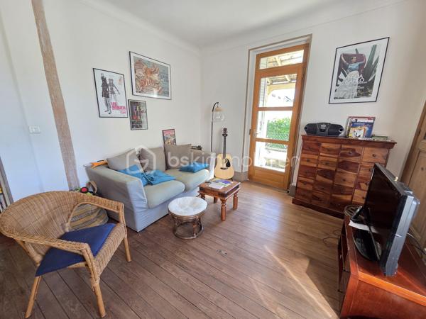 Magnifique Maison de ville quartier Montapins de 133m² à Nevers.

Situé dans le quartier calme et très prisé des Montapins de Nevers, à deux pas des écoles, commerces et commodités, nous vous présentons cette magnifique Maison de Ville d'une superficie habitable d'environ 133m² sur 3 niveaux, composée d'une entrée, d'un cellier, d'un garage et d'une cave en rez-de-chaussée, palier, salon séjour, cuisine aménagée et wc indépendant au premier étage, palier, salle d'eau avec wc intégré, 3 chambres au second étage et chambre avec dressing au troisième niveau, terrasse et dépendance de jardin, le tout sur un beau jardin d'environ 260m², arboré et entièrement clos.
Cette maison dispose d'une entrée de plain pied, dont le dégagement distribue un espace cellier pour les machines et la chaudière au gaz, un garage de 21m², ainsi qu'un espace de cave de 11m².
Face à l'entrée, un escalier mène au palier du premier niveau, qui propose une porte fenêtre qui donne sur le jardin, ce palier dessert un wc indépendant, une grande pièce de vie d'environ 40m², composée d'un espace séjour de 15m² ouvert sur un grand salon d'environ 25m². Le salon communique avec la cuisine aménagée de 11m², qui propose un espace ouvert par des baies vitrées qui donne sur la terrasse et le jardin.
Le second niveau propose un palier dont le dégagement dessert une salle d'eau avec wc intégré, ainsi que trois chambres de 10,5, 11 et 13m².
Le troisième étage propose un palier qui dessert une grande chambre de 23m², qui propose un espace dressing de 5m².
Tous les sols de cette maison sont carrelage ( entrée, palier, salon, cuisine), en tomette (séjour, palier du second et salle d'eau) , en parquet chêne authentique (wc, chambre et dressing du troisième), et en linoléum (chambres au second). Elle comporte une isolation double vitrage PVC sur toutes les pièces à vivre, des volets bois standards, elle propose un chauffage de type gaz de ville avec une chaudière entretenue. Elle dispose de combles bien isolés et une toiture en tuiles ardoisés en bon état.
Côté terrain, cette maison propose une parcelle de près de 260m² clôturée, arborée et entretenue, elle dispose une terrasse.
Pour l’assainissement, cette maison est reliée au tout-à-l’égout.

Les plus: La qualité générale du bien et son potentiel, son quartier et sa proximité avec toutes les commodités, ses grands volumes de pièces, sa surface habitable, ses 4 chambres,.

Photos supplémentaires disponibles sur BSK IMMOBILIER > Nos conseillers > Olivier FRESLON
Pour tout renseignement complémentaire ou pour une visite, contactez moi au 07.62.78.13.13.

Cette maison est une belle opportunité à saisir, idéale pour une grande famille, elle n'attend que vous!!