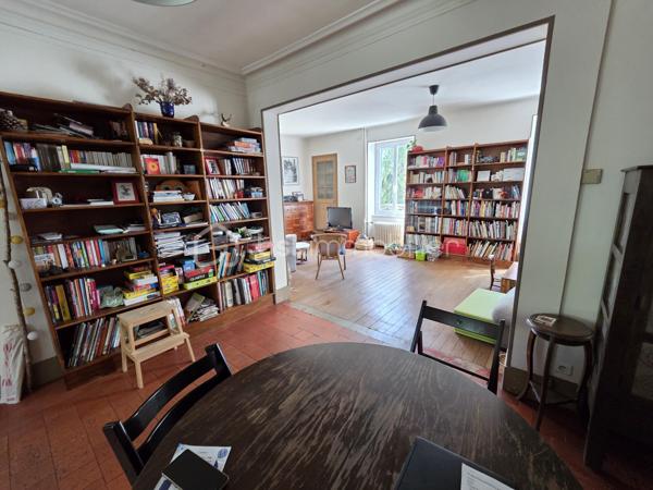 Magnifique Maison de ville quartier Montapins de 133m² à Nevers.

Situé dans le quartier calme et très prisé des Montapins de Nevers, à deux pas des écoles, commerces et commodités, nous vous présentons cette magnifique Maison de Ville d'une superficie habitable d'environ 133m² sur 3 niveaux, composée d'une entrée, d'un cellier, d'un garage et d'une cave en rez-de-chaussée, palier, salon séjour, cuisine aménagée et wc indépendant au premier étage, palier, salle d'eau avec wc intégré, 3 chambres au second étage et chambre avec dressing au troisième niveau, terrasse et dépendance de jardin, le tout sur un beau jardin d'environ 260m², arboré et entièrement clos.
Cette maison dispose d'une entrée de plain pied, dont le dégagement distribue un espace cellier pour les machines et la chaudière au gaz, un garage de 21m², ainsi qu'un espace de cave de 11m².
Face à l'entrée, un escalier mène au palier du premier niveau, qui propose une porte fenêtre qui donne sur le jardin, ce palier dessert un wc indépendant, une grande pièce de vie d'environ 40m², composée d'un espace séjour de 15m² ouvert sur un grand salon d'environ 25m². Le salon communique avec la cuisine aménagée de 11m², qui propose un espace ouvert par des baies vitrées qui donne sur la terrasse et le jardin.
Le second niveau propose un palier dont le dégagement dessert une salle d'eau avec wc intégré, ainsi que trois chambres de 10,5, 11 et 13m².
Le troisième étage propose un palier qui dessert une grande chambre de 23m², qui propose un espace dressing de 5m².
Tous les sols de cette maison sont carrelage ( entrée, palier, salon, cuisine), en tomette (séjour, palier du second et salle d'eau) , en parquet chêne authentique (wc, chambre et dressing du troisième), et en linoléum (chambres au second). Elle comporte une isolation double vitrage PVC sur toutes les pièces à vivre, des volets bois standards, elle propose un chauffage de type gaz de ville avec une chaudière entretenue. Elle dispose de combles bien isolés et une toiture en tuiles ardoisés en bon état.
Côté terrain, cette maison propose une parcelle de près de 260m² clôturée, arborée et entretenue, elle dispose une terrasse.
Pour l’assainissement, cette maison est reliée au tout-à-l’égout.

Les plus: La qualité générale du bien et son potentiel, son quartier et sa proximité avec toutes les commodités, ses grands volumes de pièces, sa surface habitable, ses 4 chambres,.

Photos supplémentaires disponibles sur BSK IMMOBILIER > Nos conseillers > Olivier FRESLON
Pour tout renseignement complémentaire ou pour une visite, contactez moi au 07.62.78.13.13.

Cette maison est une belle opportunité à saisir, idéale pour une grande famille, elle n'attend que vous!!