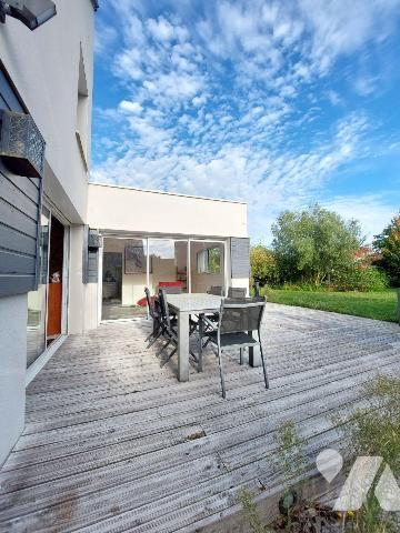 A VENDRE - GEVEZE (35) Maison de 181 m² + double garage + cave + jardin clos.
Maison de 2008 m...