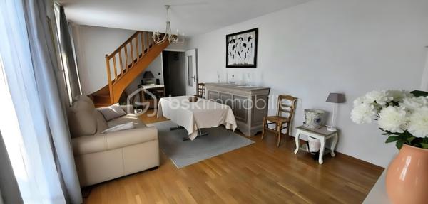Bel appartement en duplex de 78 m² situé dans un immeuble historique. Aucun travaux à prévoir, juste poser vos valises. 
Niché au 2ème étage, ce bien respire l'authenticité avec ses pierres apparentes, sa cheminée et sa luminosité généreuse. Proche de toutes commodités, il offre un accès facile aux commerces et écoles environnants.

Il est composé au le 1er niveau d'une entrée avec placards, une cuisine équipée spacieuse, un séjour exposé plein sud et une chambre, bureau ou salon en fonction de vos besoins. A l'étage un palier dessert 2 chambres, une salle de bain avec de nombreux rangements et un WC séparé avec lave-mains.
Il est équipé d'un chauffage au gaz, vous bénéficierez des services d'un gardien, accès et ouverture sécurisés par interphone, local à vélo.
Un atout rare : un box de  14 m² et de nombreuses places de parking attenant à la copropriété de 20 lots pour un confort absolu.

Investissez dans un patrimoine exceptionnel avec charme et cachet. 

Pour toute information, contactez Valérie PHILIPPE.