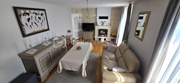 Bel appartement en duplex de 78 m² situé dans un immeuble historique. Aucun travaux à prévoir, juste poser vos valises. 
Niché au 2ème étage, ce bien respire l'authenticité avec ses pierres apparentes, sa cheminée et sa luminosité généreuse. Proche de toutes commodités, il offre un accès facile aux commerces et écoles environnants.

Il est composé au le 1er niveau d'une entrée avec placards, une cuisine équipée spacieuse, un séjour exposé plein sud et une chambre, bureau ou salon en fonction de vos besoins. A l'étage un palier dessert 2 chambres, une salle de bain avec de nombreux rangements et un WC séparé avec lave-mains.
Il est équipé d'un chauffage au gaz, vous bénéficierez des services d'un gardien, accès et ouverture sécurisés par interphone, local à vélo.
Un atout rare : un box de  14 m² et de nombreuses places de parking attenant à la copropriété de 20 lots pour un confort absolu.

Investissez dans un patrimoine exceptionnel avec charme et cachet. 

Pour toute information, contactez Valérie PHILIPPE.