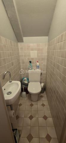 Bel appartement en duplex de 78 m² situé dans un immeuble historique. Aucun travaux à prévoir, juste poser vos valises. 
Niché au 2ème étage, ce bien respire l'authenticité avec ses pierres apparentes, sa cheminée et sa luminosité généreuse. Proche de toutes commodités, il offre un accès facile aux commerces et écoles environnants.

Il est composé au le 1er niveau d'une entrée avec placards, une cuisine équipée spacieuse, un séjour exposé plein sud et une chambre, bureau ou salon en fonction de vos besoins. A l'étage un palier dessert 2 chambres, une salle de bain avec de nombreux rangements et un WC séparé avec lave-mains.
Il est équipé d'un chauffage au gaz, vous bénéficierez des services d'un gardien, accès et ouverture sécurisés par interphone, local à vélo.
Un atout rare : un box de  14 m² et de nombreuses places de parking attenant à la copropriété de 20 lots pour un confort absolu.

Investissez dans un patrimoine exceptionnel avec charme et cachet. 

Pour toute information, contactez Valérie PHILIPPE.