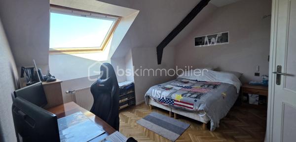 Bel appartement en duplex de 78 m² situé dans un immeuble historique. Aucun travaux à prévoir, juste poser vos valises. 
Niché au 2ème étage, ce bien respire l'authenticité avec ses pierres apparentes, sa cheminée et sa luminosité généreuse. Proche de toutes commodités, il offre un accès facile aux commerces et écoles environnants.

Il est composé au le 1er niveau d'une entrée avec placards, une cuisine équipée spacieuse, un séjour exposé plein sud et une chambre, bureau ou salon en fonction de vos besoins. A l'étage un palier dessert 2 chambres, une salle de bain avec de nombreux rangements et un WC séparé avec lave-mains.
Il est équipé d'un chauffage au gaz, vous bénéficierez des services d'un gardien, accès et ouverture sécurisés par interphone, local à vélo.
Un atout rare : un box de  14 m² et de nombreuses places de parking attenant à la copropriété de 20 lots pour un confort absolu.

Investissez dans un patrimoine exceptionnel avec charme et cachet. 

Pour toute information, contactez Valérie PHILIPPE.