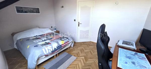 Bel appartement en duplex de 78 m² situé dans un immeuble historique. Aucun travaux à prévoir, juste poser vos valises. 
Niché au 2ème étage, ce bien respire l'authenticité avec ses pierres apparentes, sa cheminée et sa luminosité généreuse. Proche de toutes commodités, il offre un accès facile aux commerces et écoles environnants.

Il est composé au le 1er niveau d'une entrée avec placards, une cuisine équipée spacieuse, un séjour exposé plein sud et une chambre, bureau ou salon en fonction de vos besoins. A l'étage un palier dessert 2 chambres, une salle de bain avec de nombreux rangements et un WC séparé avec lave-mains.
Il est équipé d'un chauffage au gaz, vous bénéficierez des services d'un gardien, accès et ouverture sécurisés par interphone, local à vélo.
Un atout rare : un box de  14 m² et de nombreuses places de parking attenant à la copropriété de 20 lots pour un confort absolu.

Investissez dans un patrimoine exceptionnel avec charme et cachet. 

Pour toute information, contactez Valérie PHILIPPE.