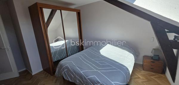 Bel appartement en duplex de 78 m² situé dans un immeuble historique. Aucun travaux à prévoir, juste poser vos valises. 
Niché au 2ème étage, ce bien respire l'authenticité avec ses pierres apparentes, sa cheminée et sa luminosité généreuse. Proche de toutes commodités, il offre un accès facile aux commerces et écoles environnants.

Il est composé au le 1er niveau d'une entrée avec placards, une cuisine équipée spacieuse, un séjour exposé plein sud et une chambre, bureau ou salon en fonction de vos besoins. A l'étage un palier dessert 2 chambres, une salle de bain avec de nombreux rangements et un WC séparé avec lave-mains.
Il est équipé d'un chauffage au gaz, vous bénéficierez des services d'un gardien, accès et ouverture sécurisés par interphone, local à vélo.
Un atout rare : un box de  14 m² et de nombreuses places de parking attenant à la copropriété de 20 lots pour un confort absolu.

Investissez dans un patrimoine exceptionnel avec charme et cachet. 

Pour toute information, contactez Valérie PHILIPPE.