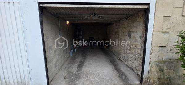 Bel appartement en duplex de 78 m² situé dans un immeuble historique. Aucun travaux à prévoir, juste poser vos valises. 
Niché au 2ème étage, ce bien respire l'authenticité avec ses pierres apparentes, sa cheminée et sa luminosité généreuse. Proche de toutes commodités, il offre un accès facile aux commerces et écoles environnants.

Il est composé au le 1er niveau d'une entrée avec placards, une cuisine équipée spacieuse, un séjour exposé plein sud et une chambre, bureau ou salon en fonction de vos besoins. A l'étage un palier dessert 2 chambres, une salle de bain avec de nombreux rangements et un WC séparé avec lave-mains.
Il est équipé d'un chauffage au gaz, vous bénéficierez des services d'un gardien, accès et ouverture sécurisés par interphone, local à vélo.
Un atout rare : un box de  14 m² et de nombreuses places de parking attenant à la copropriété de 20 lots pour un confort absolu.

Investissez dans un patrimoine exceptionnel avec charme et cachet. 

Pour toute information, contactez Valérie PHILIPPE.