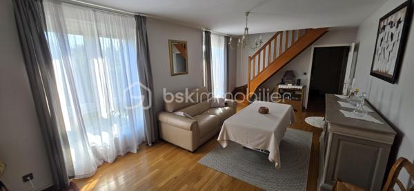 Bel appartement en duplex de 78 m² situé dans un immeuble historique. Aucun travaux à prévoir, juste poser vos valises. 
Niché au 2ème étage, ce bien respire l'authenticité avec ses pierres apparentes, sa cheminée et sa luminosité généreuse. Proche de toutes commodités, il offre un accès facile aux commerces et écoles environnants.

Il est composé au le 1er niveau d'une entrée avec placards, une cuisine équipée spacieuse, un séjour exposé plein sud et une chambre, bureau ou salon en fonction de vos besoins. A l'étage un palier dessert 2 chambres, une salle de bain avec de nombreux rangements et un WC séparé avec lave-mains.
Il est équipé d'un chauffage au gaz, vous bénéficierez des services d'un gardien, accès et ouverture sécurisés par interphone, local à vélo.
Un atout rare : un box de  14 m² et de nombreuses places de parking attenant à la copropriété de 20 lots pour un confort absolu.

Investissez dans un patrimoine exceptionnel avec charme et cachet. 

Pour toute information, contactez Valérie PHILIPPE.