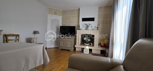 Bel appartement en duplex de 78 m² situé dans un immeuble historique. Aucun travaux à prévoir, juste poser vos valises. 
Niché au 2ème étage, ce bien respire l'authenticité avec ses pierres apparentes, sa cheminée et sa luminosité généreuse. Proche de toutes commodités, il offre un accès facile aux commerces et écoles environnants.

Il est composé au le 1er niveau d'une entrée avec placards, une cuisine équipée spacieuse, un séjour exposé plein sud et une chambre, bureau ou salon en fonction de vos besoins. A l'étage un palier dessert 2 chambres, une salle de bain avec de nombreux rangements et un WC séparé avec lave-mains.
Il est équipé d'un chauffage au gaz, vous bénéficierez des services d'un gardien, accès et ouverture sécurisés par interphone, local à vélo.
Un atout rare : un box de  14 m² et de nombreuses places de parking attenant à la copropriété de 20 lots pour un confort absolu.

Investissez dans un patrimoine exceptionnel avec charme et cachet. 

Pour toute information, contactez Valérie PHILIPPE.