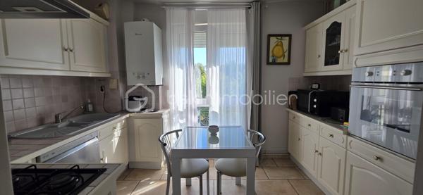 Bel appartement en duplex de 78 m² situé dans un immeuble historique. Aucun travaux à prévoir, juste poser vos valises. 
Niché au 2ème étage, ce bien respire l'authenticité avec ses pierres apparentes, sa cheminée et sa luminosité généreuse. Proche de toutes commodités, il offre un accès facile aux commerces et écoles environnants.

Il est composé au le 1er niveau d'une entrée avec placards, une cuisine équipée spacieuse, un séjour exposé plein sud et une chambre, bureau ou salon en fonction de vos besoins. A l'étage un palier dessert 2 chambres, une salle de bain avec de nombreux rangements et un WC séparé avec lave-mains.
Il est équipé d'un chauffage au gaz, vous bénéficierez des services d'un gardien, accès et ouverture sécurisés par interphone, local à vélo.
Un atout rare : un box de  14 m² et de nombreuses places de parking attenant à la copropriété de 20 lots pour un confort absolu.

Investissez dans un patrimoine exceptionnel avec charme et cachet. 

Pour toute information, contactez Valérie PHILIPPE.