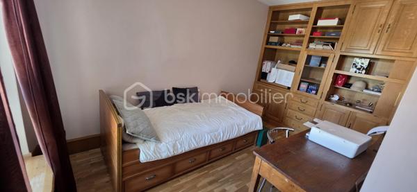 Bel appartement en duplex de 78 m² situé dans un immeuble historique. Aucun travaux à prévoir, juste poser vos valises. 
Niché au 2ème étage, ce bien respire l'authenticité avec ses pierres apparentes, sa cheminée et sa luminosité généreuse. Proche de toutes commodités, il offre un accès facile aux commerces et écoles environnants.

Il est composé au le 1er niveau d'une entrée avec placards, une cuisine équipée spacieuse, un séjour exposé plein sud et une chambre, bureau ou salon en fonction de vos besoins. A l'étage un palier dessert 2 chambres, une salle de bain avec de nombreux rangements et un WC séparé avec lave-mains.
Il est équipé d'un chauffage au gaz, vous bénéficierez des services d'un gardien, accès et ouverture sécurisés par interphone, local à vélo.
Un atout rare : un box de  14 m² et de nombreuses places de parking attenant à la copropriété de 20 lots pour un confort absolu.

Investissez dans un patrimoine exceptionnel avec charme et cachet. 

Pour toute information, contactez Valérie PHILIPPE.