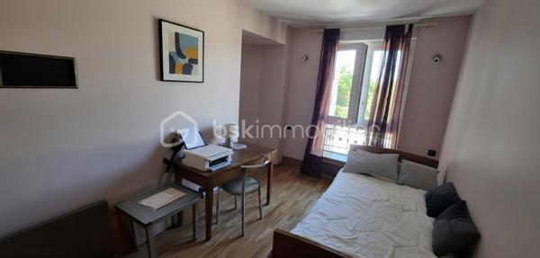 Bel appartement en duplex de 78 m² situé dans un immeuble historique. Aucun travaux à prévoir, juste poser vos valises. 
Niché au 2ème étage, ce bien respire l'authenticité avec ses pierres apparentes, sa cheminée et sa luminosité généreuse. Proche de toutes commodités, il offre un accès facile aux commerces et écoles environnants.

Il est composé au le 1er niveau d'une entrée avec placards, une cuisine équipée spacieuse, un séjour exposé plein sud et une chambre, bureau ou salon en fonction de vos besoins. A l'étage un palier dessert 2 chambres, une salle de bain avec de nombreux rangements et un WC séparé avec lave-mains.
Il est équipé d'un chauffage au gaz, vous bénéficierez des services d'un gardien, accès et ouverture sécurisés par interphone, local à vélo.
Un atout rare : un box de  14 m² et de nombreuses places de parking attenant à la copropriété de 20 lots pour un confort absolu.

Investissez dans un patrimoine exceptionnel avec charme et cachet. 

Pour toute information, contactez Valérie PHILIPPE.