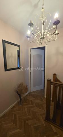 Bel appartement en duplex de 78 m² situé dans un immeuble historique. Aucun travaux à prévoir, juste poser vos valises. 
Niché au 2ème étage, ce bien respire l'authenticité avec ses pierres apparentes, sa cheminée et sa luminosité généreuse. Proche de toutes commodités, il offre un accès facile aux commerces et écoles environnants.

Il est composé au le 1er niveau d'une entrée avec placards, une cuisine équipée spacieuse, un séjour exposé plein sud et une chambre, bureau ou salon en fonction de vos besoins. A l'étage un palier dessert 2 chambres, une salle de bain avec de nombreux rangements et un WC séparé avec lave-mains.
Il est équipé d'un chauffage au gaz, vous bénéficierez des services d'un gardien, accès et ouverture sécurisés par interphone, local à vélo.
Un atout rare : un box de  14 m² et de nombreuses places de parking attenant à la copropriété de 20 lots pour un confort absolu.

Investissez dans un patrimoine exceptionnel avec charme et cachet. 

Pour toute information, contactez Valérie PHILIPPE.