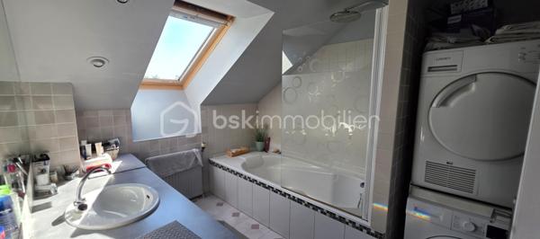Bel appartement en duplex de 78 m² situé dans un immeuble historique. Aucun travaux à prévoir, juste poser vos valises. 
Niché au 2ème étage, ce bien respire l'authenticité avec ses pierres apparentes, sa cheminée et sa luminosité généreuse. Proche de toutes commodités, il offre un accès facile aux commerces et écoles environnants.

Il est composé au le 1er niveau d'une entrée avec placards, une cuisine équipée spacieuse, un séjour exposé plein sud et une chambre, bureau ou salon en fonction de vos besoins. A l'étage un palier dessert 2 chambres, une salle de bain avec de nombreux rangements et un WC séparé avec lave-mains.
Il est équipé d'un chauffage au gaz, vous bénéficierez des services d'un gardien, accès et ouverture sécurisés par interphone, local à vélo.
Un atout rare : un box de  14 m² et de nombreuses places de parking attenant à la copropriété de 20 lots pour un confort absolu.

Investissez dans un patrimoine exceptionnel avec charme et cachet. 

Pour toute information, contactez Valérie PHILIPPE.
