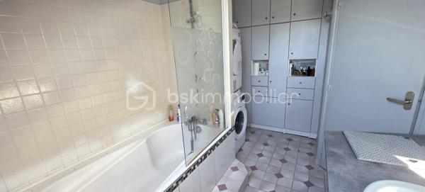 Bel appartement en duplex de 78 m² situé dans un immeuble historique. Aucun travaux à prévoir, juste poser vos valises. 
Niché au 2ème étage, ce bien respire l'authenticité avec ses pierres apparentes, sa cheminée et sa luminosité généreuse. Proche de toutes commodités, il offre un accès facile aux commerces et écoles environnants.

Il est composé au le 1er niveau d'une entrée avec placards, une cuisine équipée spacieuse, un séjour exposé plein sud et une chambre, bureau ou salon en fonction de vos besoins. A l'étage un palier dessert 2 chambres, une salle de bain avec de nombreux rangements et un WC séparé avec lave-mains.
Il est équipé d'un chauffage au gaz, vous bénéficierez des services d'un gardien, accès et ouverture sécurisés par interphone, local à vélo.
Un atout rare : un box de  14 m² et de nombreuses places de parking attenant à la copropriété de 20 lots pour un confort absolu.

Investissez dans un patrimoine exceptionnel avec charme et cachet. 

Pour toute information, contactez Valérie PHILIPPE.