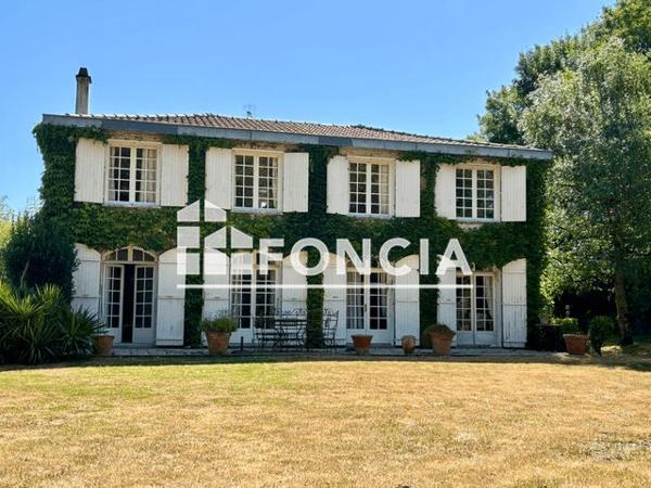 À vendre Maison 7 pièces 211 m² - La Crèche 79260