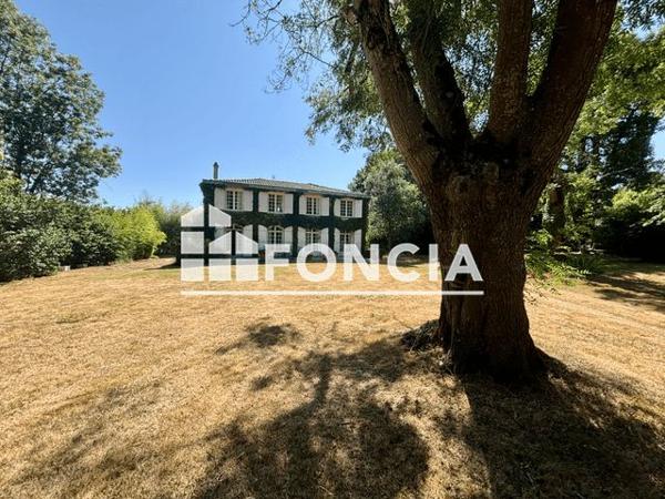 À vendre Maison 7 pièces 211 m² - La Crèche 79260