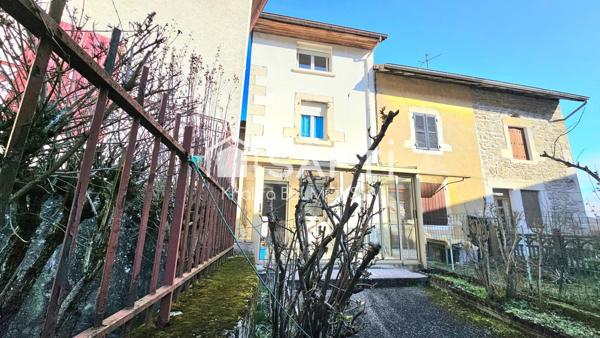 Maison de ville avec cour, véranda et cave voûtée – Virieu-le-Grand