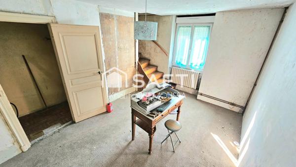 Maison de ville avec cour, véranda et cave voûtée – Virieu-le-Grand