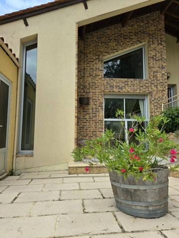 Maison d'architecte avec piscine et deux studios loués