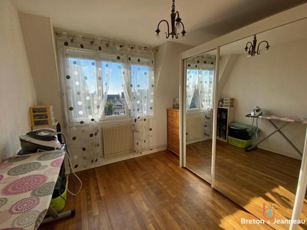 MAISON FOUGERES 5 CHAMBRES JARDIN 930 M² env.