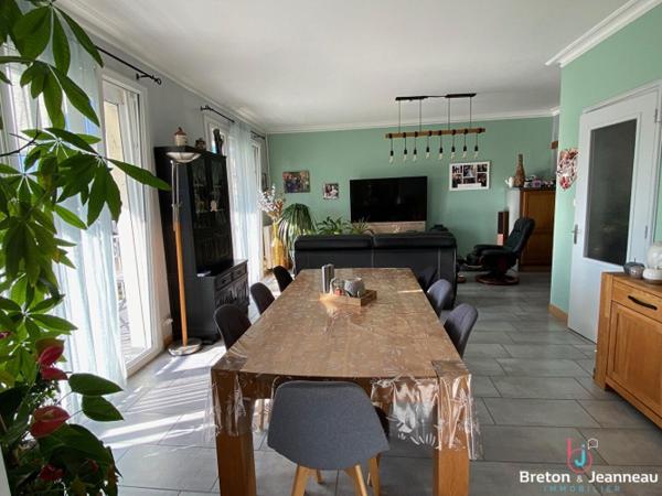 MAISON FOUGERES 5 CHAMBRES JARDIN 930 M² env.