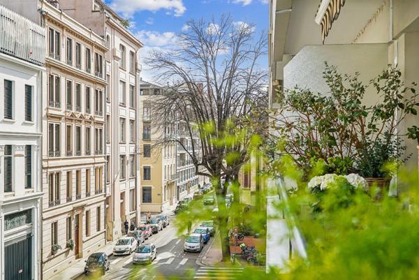 Lyon 6eme - Puvis de Chavanne: Un charmant appartement rénové de 76m2, 2 chambres, un balcon de 13m2.