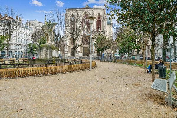 Lyon 6eme - Puvis de Chavanne: Un charmant appartement rénové de 76m2, 2 chambres, un balcon de 13m2.