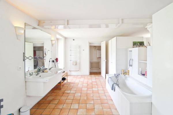 Propriété d’Exception – 454 m² habitables sur 3025 m² de terrain – Rentabilité brute estimée à +10 %