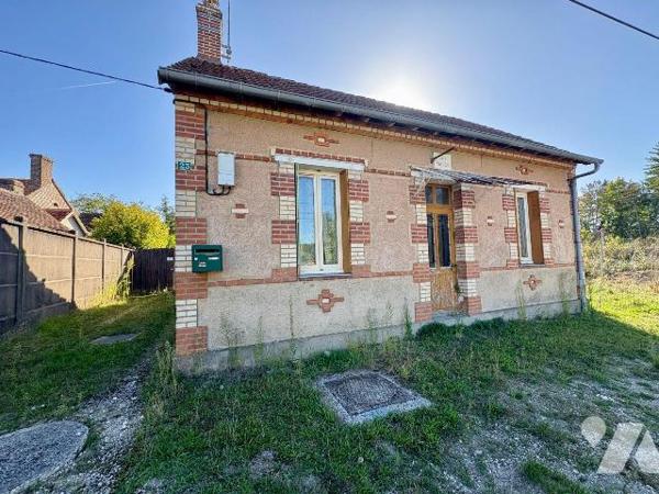 À Saint Viâtre, dans le Loir et Cher, venez découvrir cette maison de plain-pied qui réunit à l...