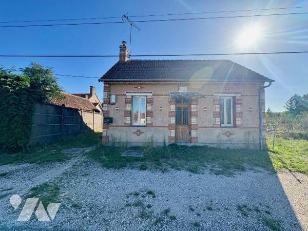 À Saint Viâtre, dans le Loir et Cher, venez découvrir cette maison de plain-pied qui réunit à l...