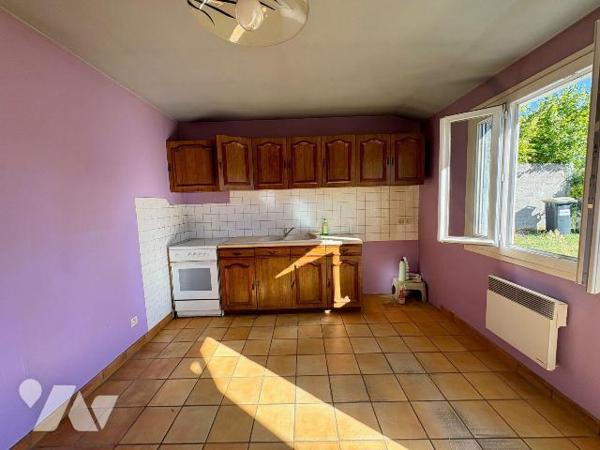 À Saint Viâtre, dans le Loir et Cher, venez découvrir cette maison de plain-pied qui réunit à l...