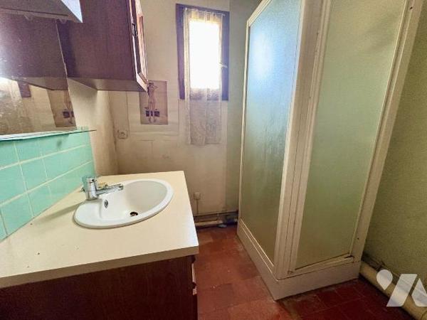 À Saint Viâtre, dans le Loir et Cher, venez découvrir cette maison de plain-pied qui réunit à l...