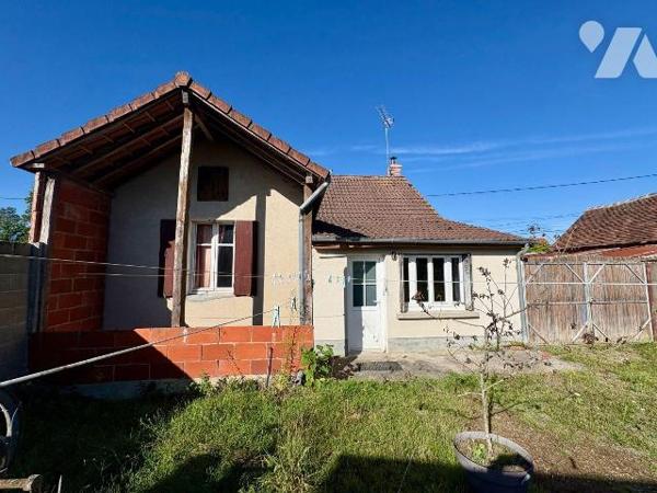 À Saint Viâtre, dans le Loir et Cher, venez découvrir cette maison de plain-pied qui réunit à l...