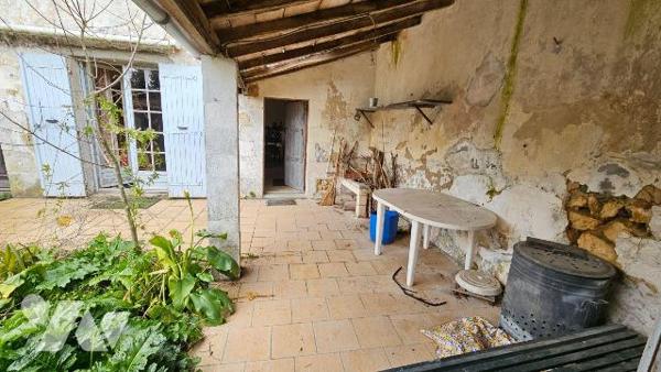 Situé au centre bourg de LE GUA, en Charente Maritime,  Maison ancienne de 91 m² avec possibili...