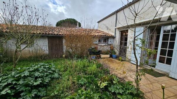 Situé au centre bourg de LE GUA, en Charente Maritime,  Maison ancienne de 91 m² avec possibili...