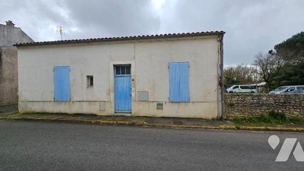 Situé au centre bourg de LE GUA, en Charente Maritime,  Maison ancienne de 91 m² avec possibili...